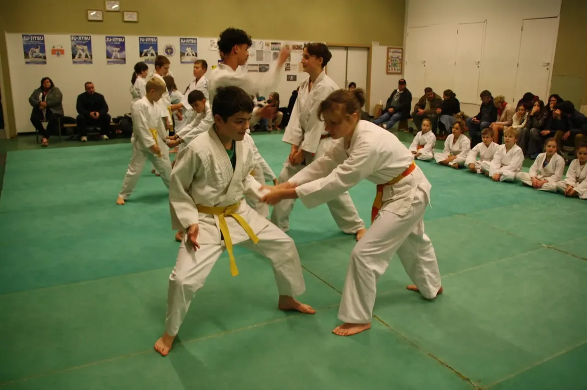Des pratiquants présentent une technique de ju-jutsu