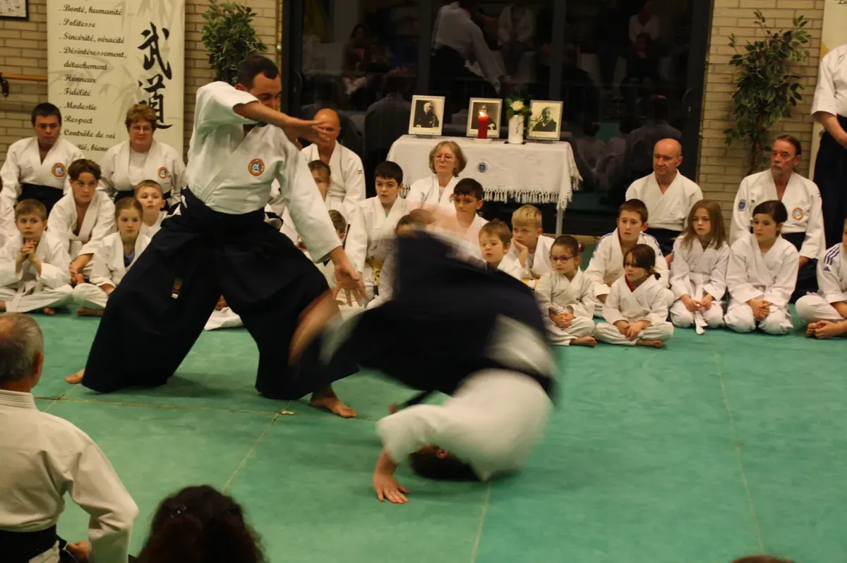 Démonstration d'une technique de ju-jutsu traditionnel