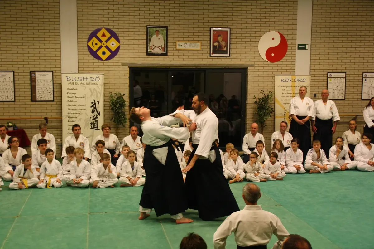Démonstration d'une technique lors d'une cérémonie du club