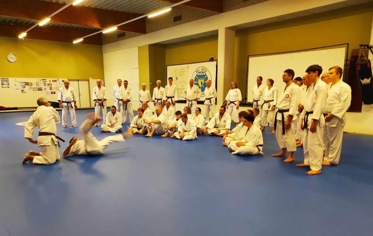 Le professeur démontre une technique devant le groupe