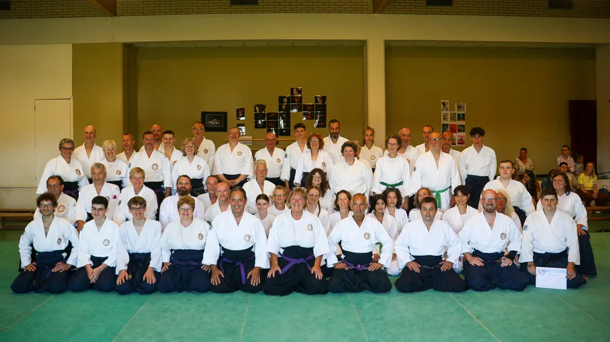 Photo de groupe lors d'une remise de ceintures